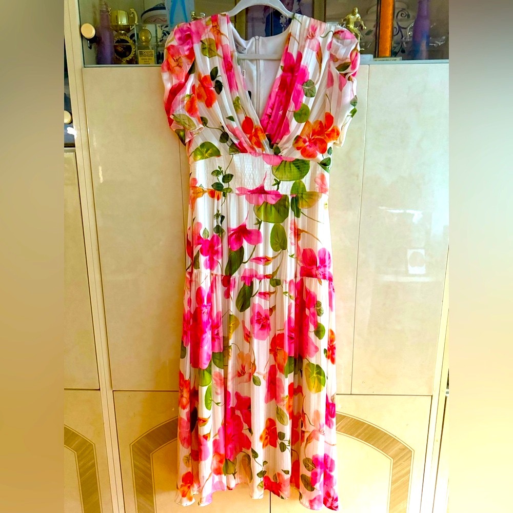 Elegant Floral V-Neck Midi Dress size L